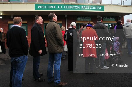 Taunton Races 301216