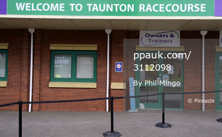 Taunton Races, Taunton, UK - 28 Oct 2020