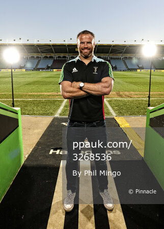 Jamie Roberts Signs for Quins180515